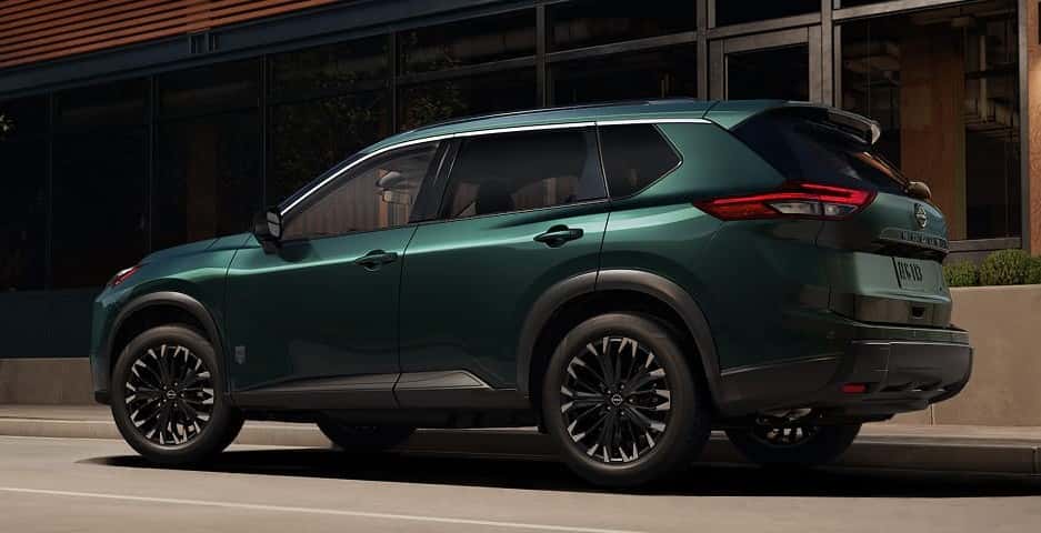Nissan Rogue Dark Armor 2026 en acabado verde obsidiana perlado