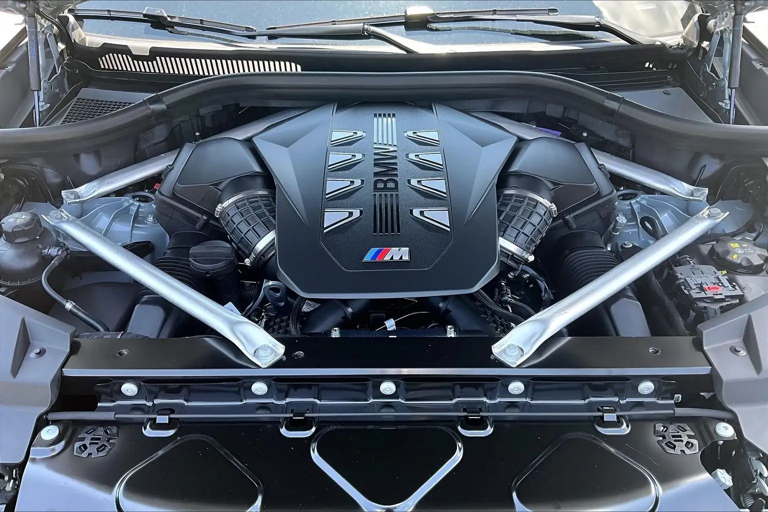 2027 BMW X6 M60i — console and infotainment