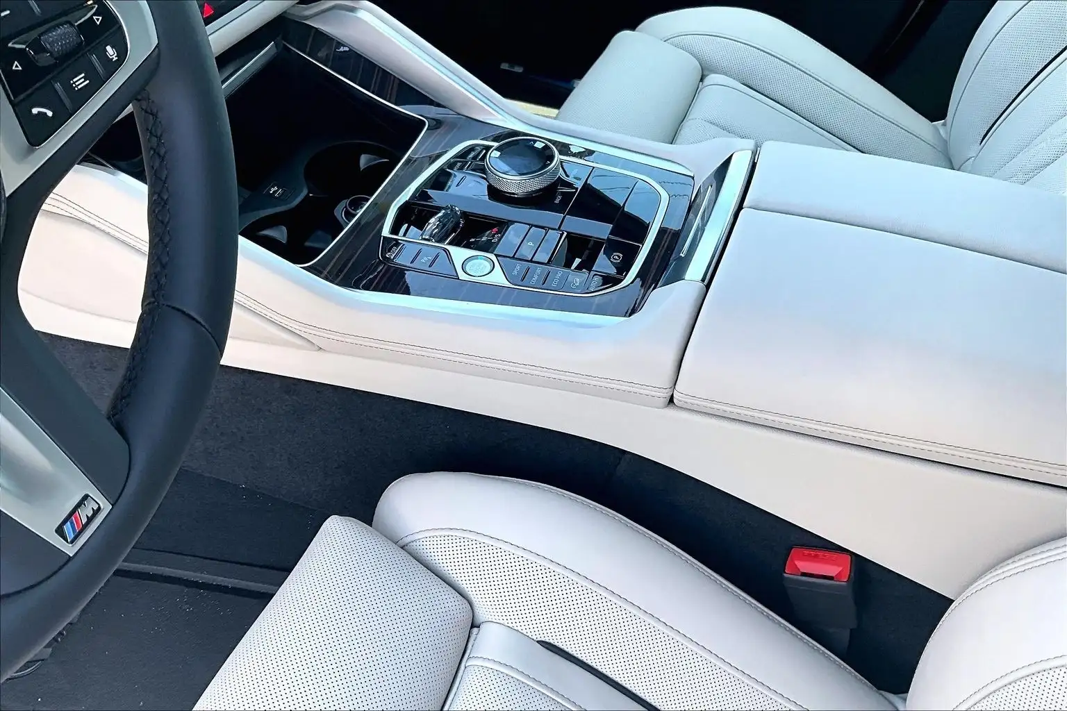 2027 BMW X6 xDrive40i — front seats