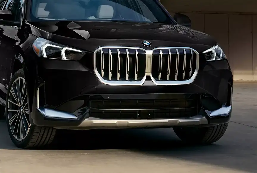Front end of the 2027 BMW X1 with its large double kidney grille and slim LED headlights