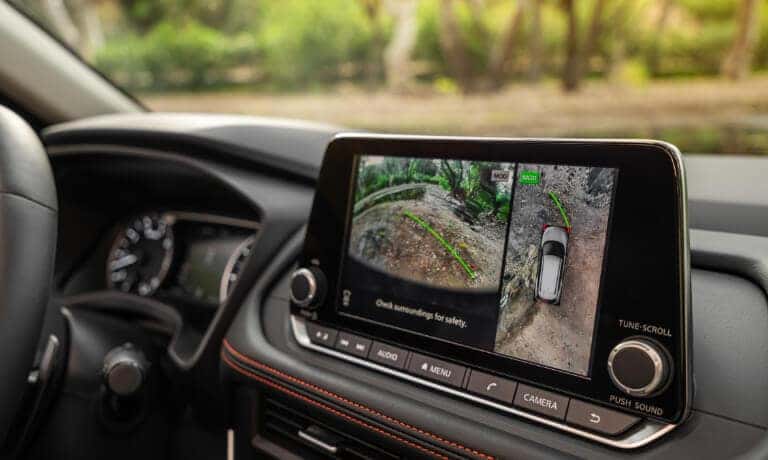 26Nissan-Rogue-InteriorInfotainmentCamera