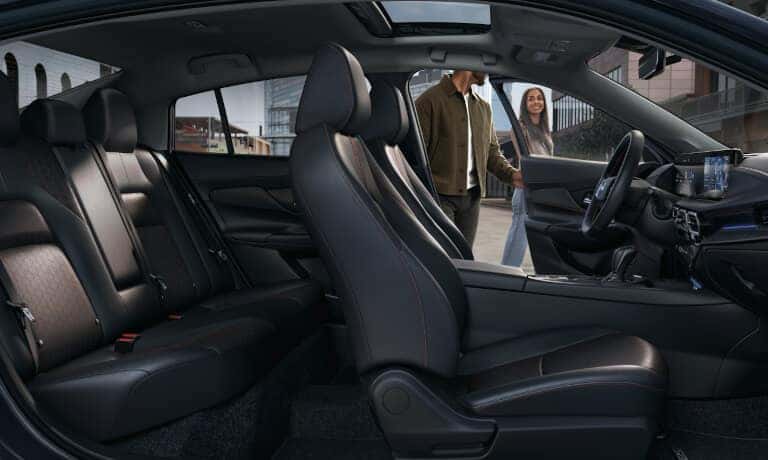26Nissan-Sentra-InteriorSeatingSideView