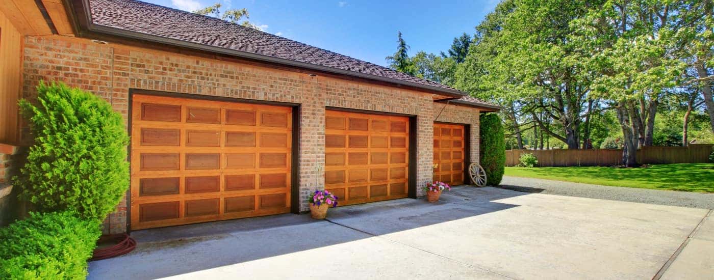 porta de garagem marrom quente