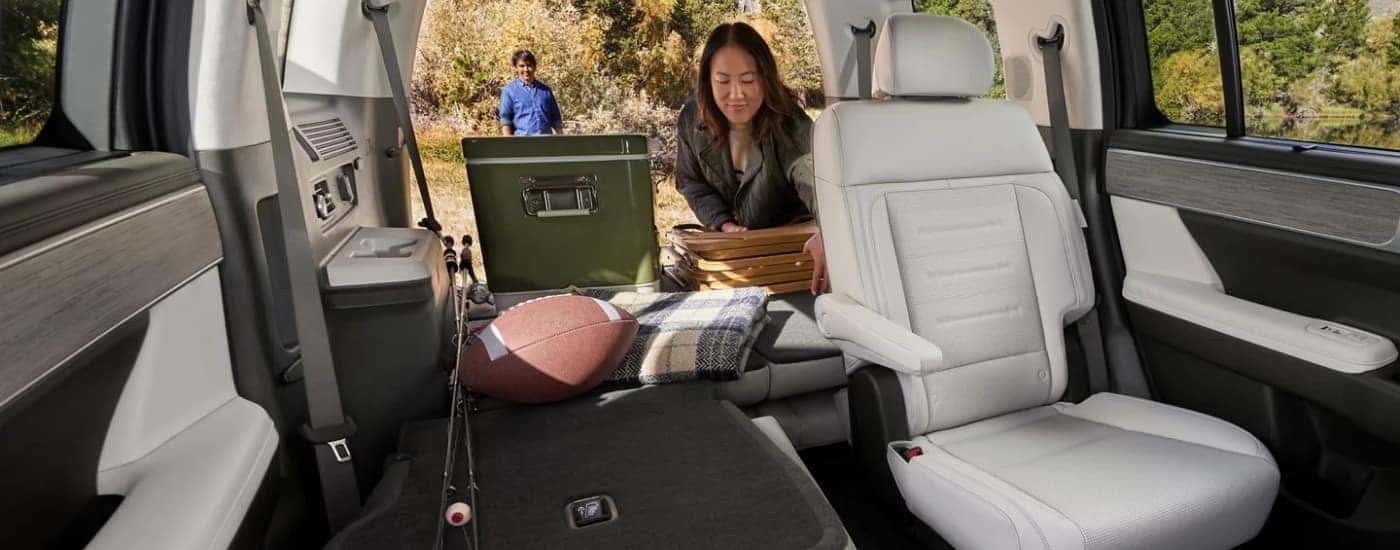 A woman adding things to the cargo area of a 2025 Hyundai Santa Fe
