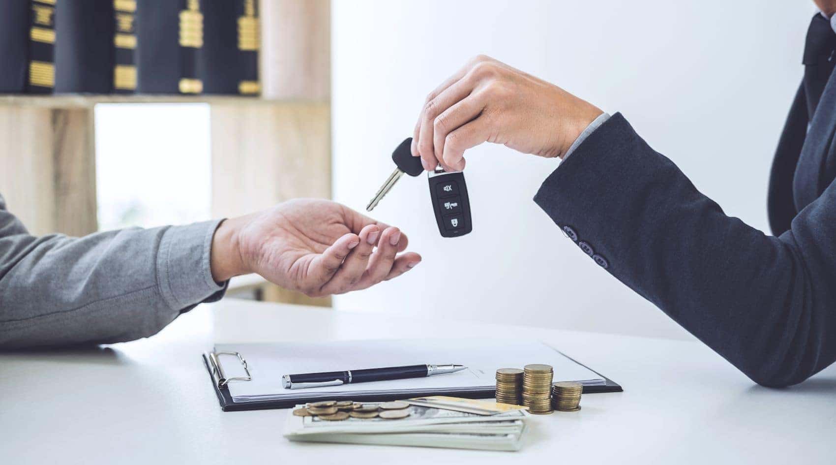 Handing over the keys after leasing a Hyundai Tucson