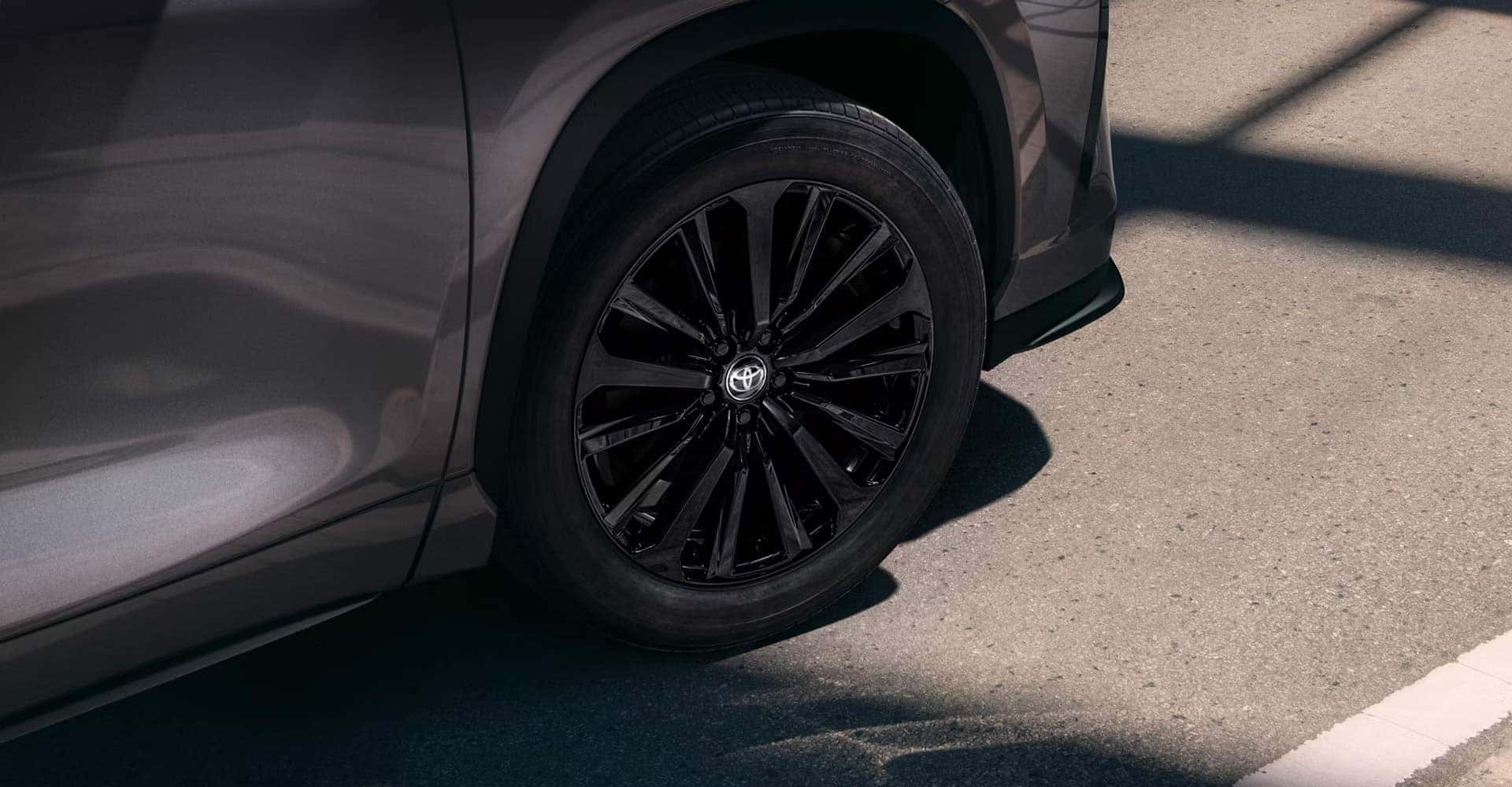 Black wheel 2025 Toyota Highlander Hybrid
