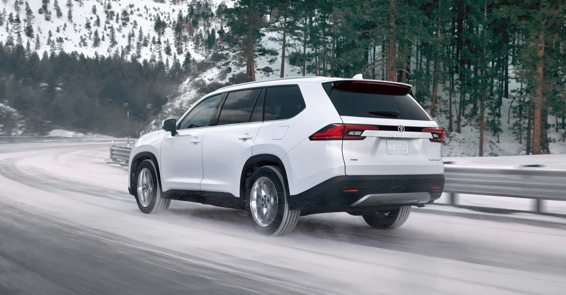 Toyota-Grand-Highlander-driving-in-snow